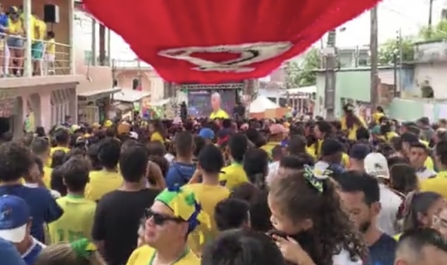 “O hexa vem!”: torcedores tomam conta das ruas de Manaus na estréia do Brasil na Copa