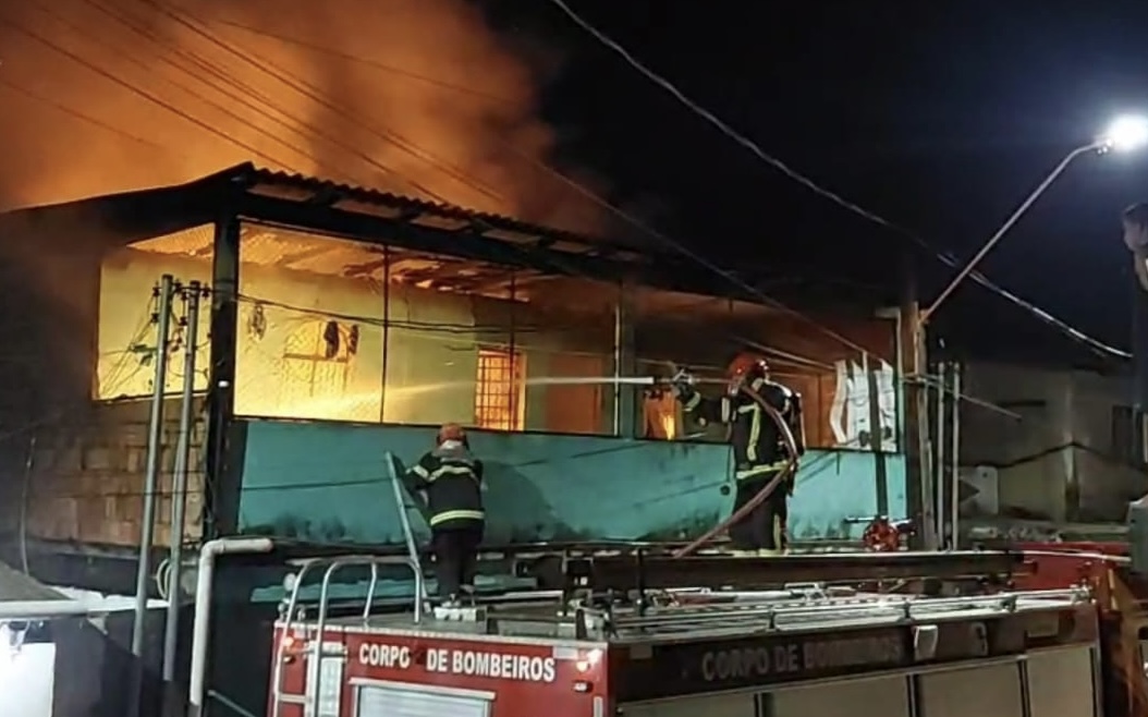 Urgente: incêndio deixa casa totalmente destruída em Manaus; veja vídeo