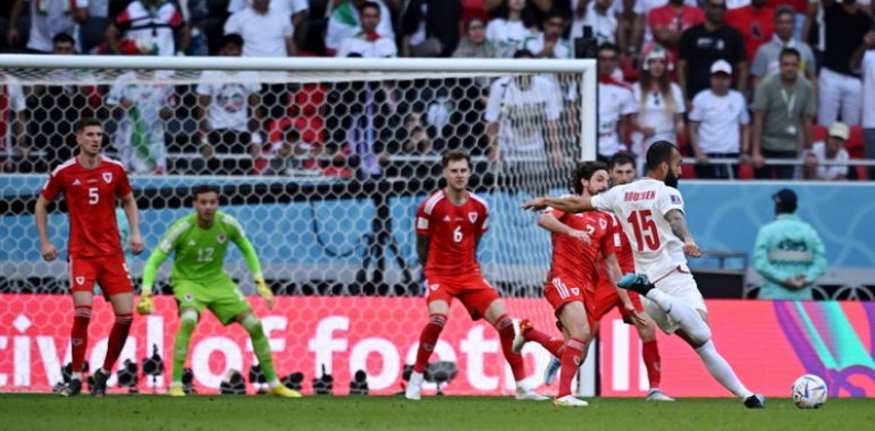 Irã faz dois nos acréscimos, vence Gales e se recupera na Copa após goleada sofrida na estreia