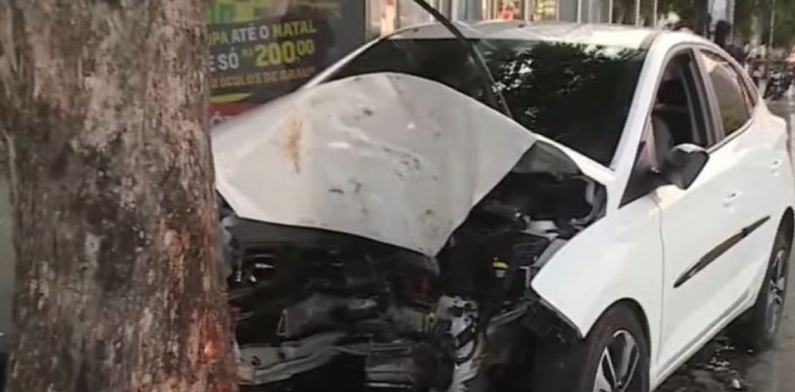 Motorista perde controle do carro, invade calçada e bate contra árvore na Djalma Batista