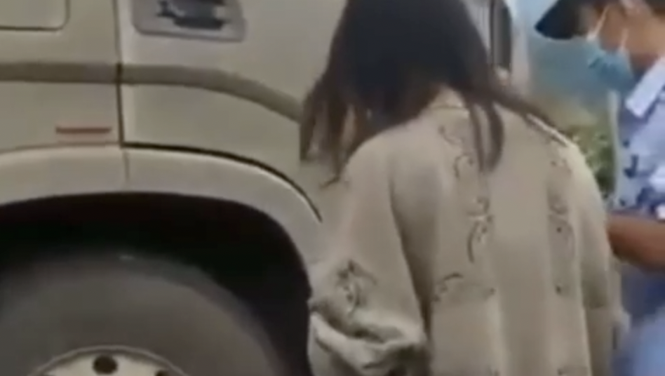 Linda jovem fica presa debaixo de caminhão após ter pernas esm4gadas; veja vídeo