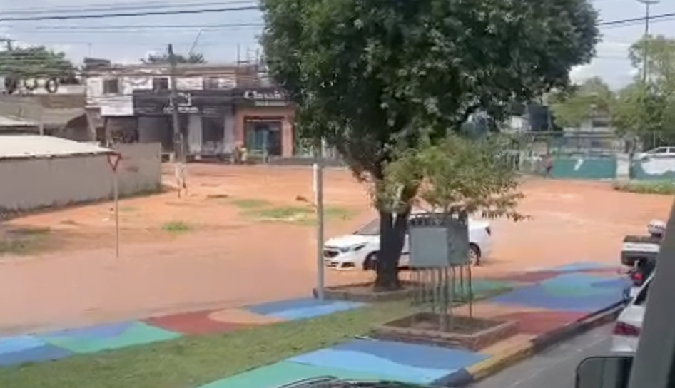 Urgente: adutora estoura e deixa o bairro Compensa debaixo de lama; veja vídeo