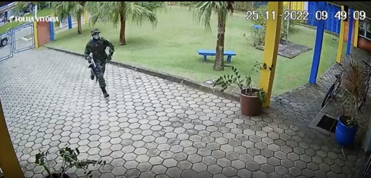 Veja o momento que atirador invade escola e sai mat4ndo todos que vê pela frente; cenas fortes