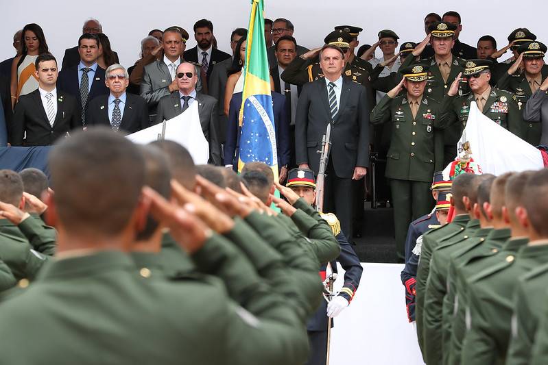 Generais dão aval a presidente Bolsonaro: “Chefe Supremo das Forças Armadas”