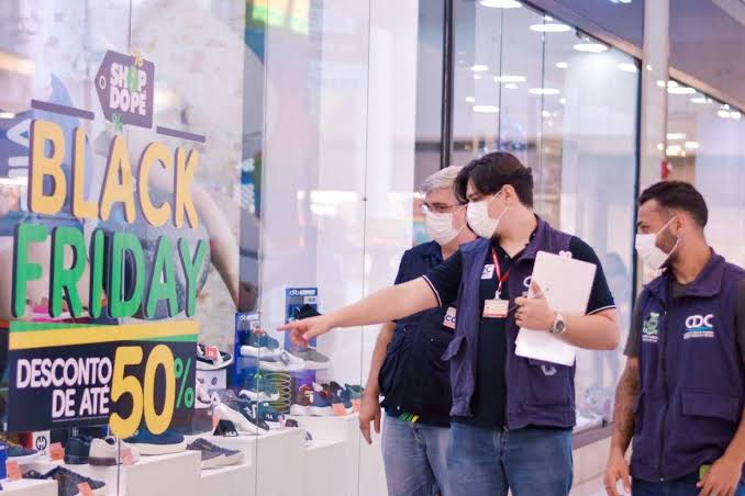 CDC/ALEAM, Comdec/CMM e Procon-AM realizam fiscalização em shopping na Black Friday 2022