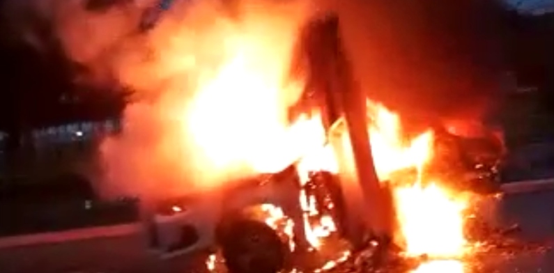 Motorista perde controle do carro, bate em porte e morre carb0nizado em Manaus; cenas fortes