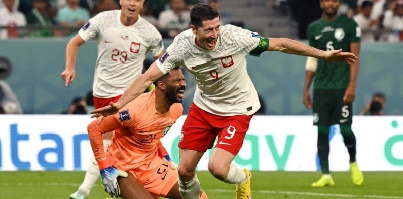 Lewandowski marca, Szczesny brilha e Polônia vence a Arábia Saudita
