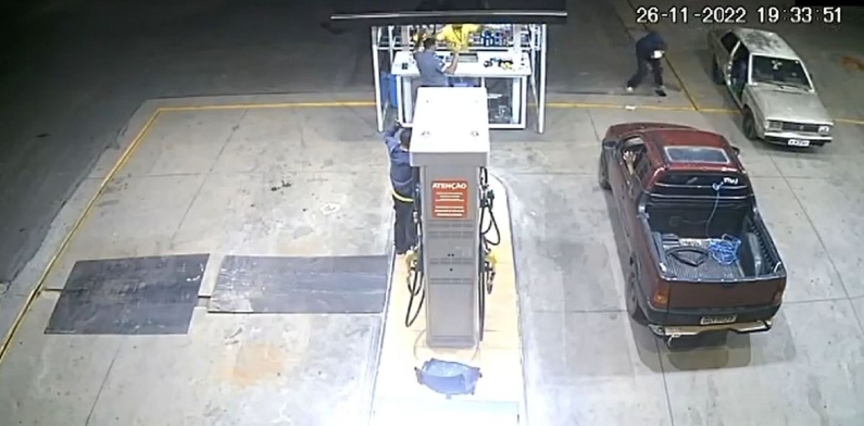 Dupla ‘trapalhada’ assalta posto em carro sem porta e é presa na fuga após pneu furar; veja vídeo