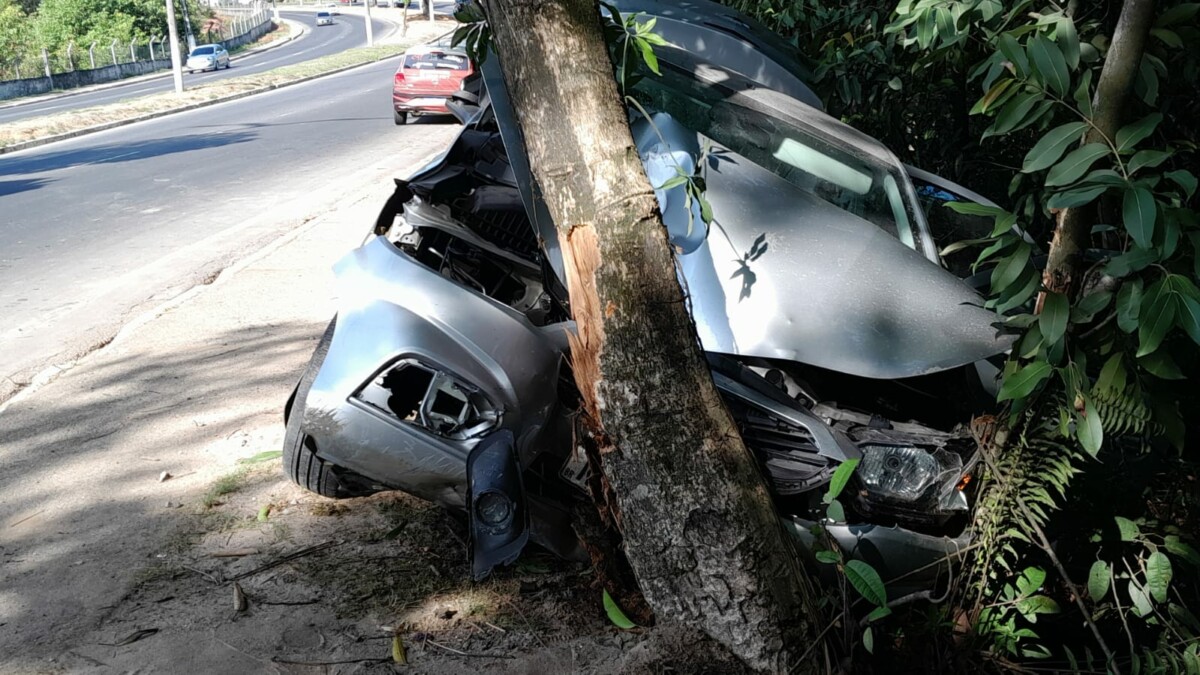 Na ‘surdina’, funcionário ‘empresta’ carro de locadora, sofre acidente e devolve veículo destruído
