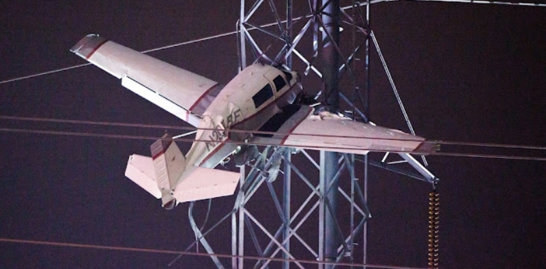 Avião bate em torre de energia e ocupantes ficam suspensos por 7 horas aguardando resgate