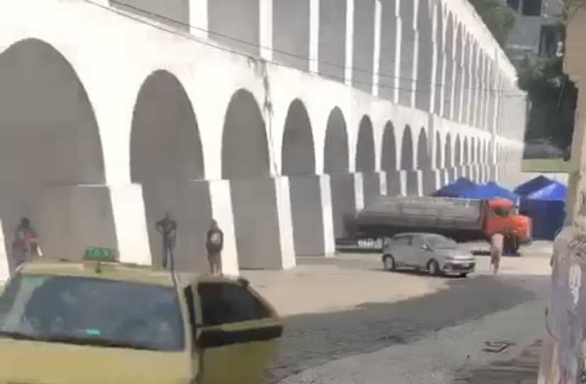 Peia turística: b4ndido recebe carinho da população enquanto admira os Arcos da Lapa; veja