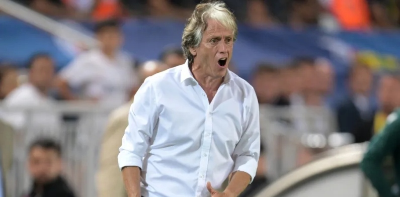 Mister se irrita com ‘cera’ e chuta jogador que estava caído no gramado; veja vídeo