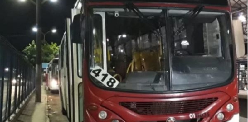 Com armas apontadas na cabeça de passageiros, criminosos fazem ‘arrastão’ em ônibus da linha 418