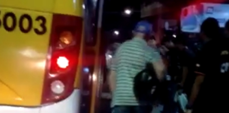 Assaltante recebe ‘carinho’ da população após tentar assaltar ônibus na Redenção; veja vídeo