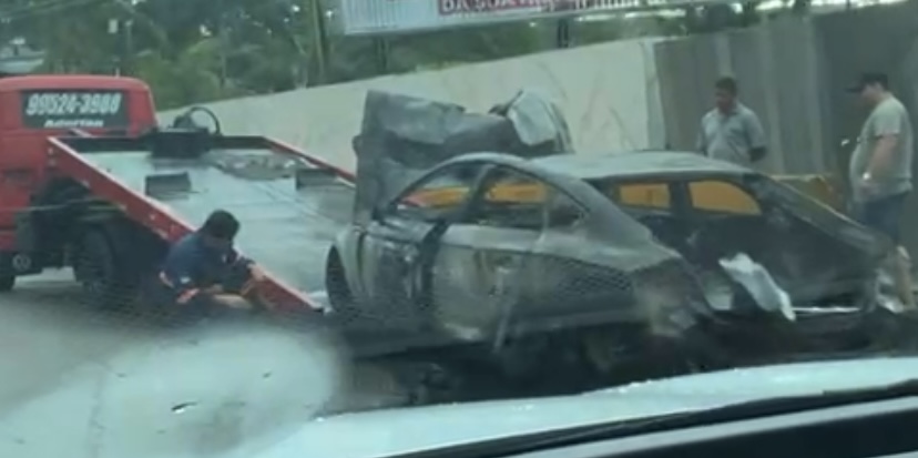 Carro pega fogo e deixa o trânsito infernal na Av. Efigênio Sales