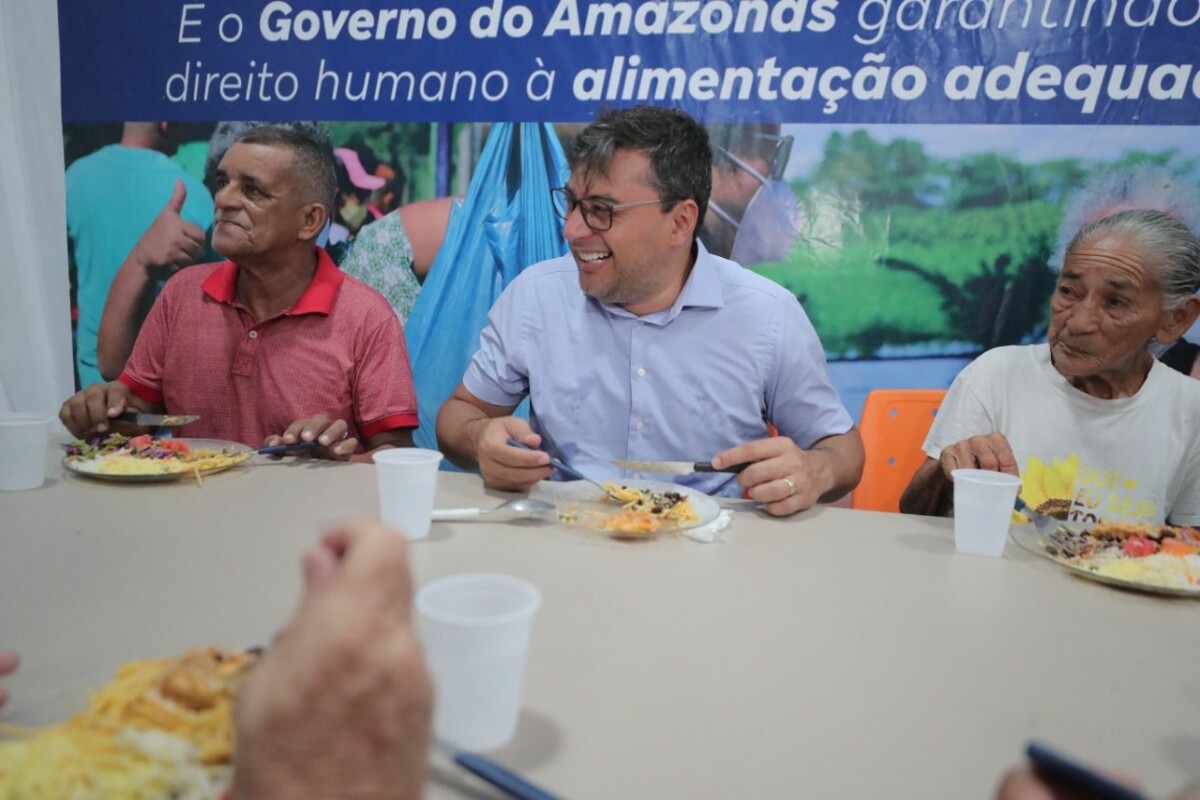 Com a população de Manacapuru, governador Wilson Lima celebra um ano do primeiro restaurante popular do interior