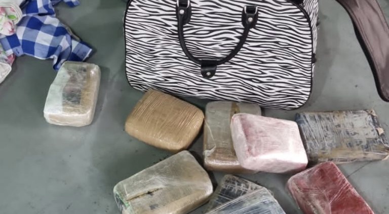 Até o talo: novinha é presa com mala recheada de maconha em Porto de Manaus