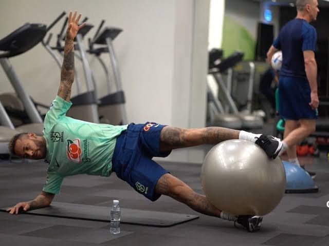 Neymar fica no hotel de novo e complica volta nas oitavas; laterais evoluem