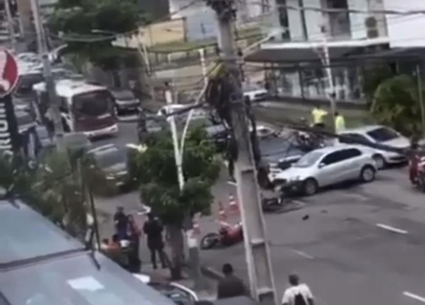 Após derrota do Brasil, acidente deixa trânsito caótico no Vieiralves; veja vídeo