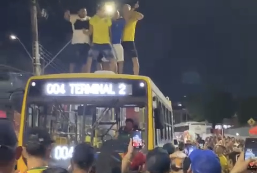 Mesmo com derrota do Brasil, torcedores fazem a festa em cima de “busão” em Manaus; veja vídeos