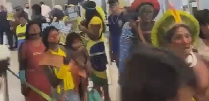 “O Brasil pede socorro!”: indígenas protestam contra Lula em aeroporto de Brasília; veja vídeo