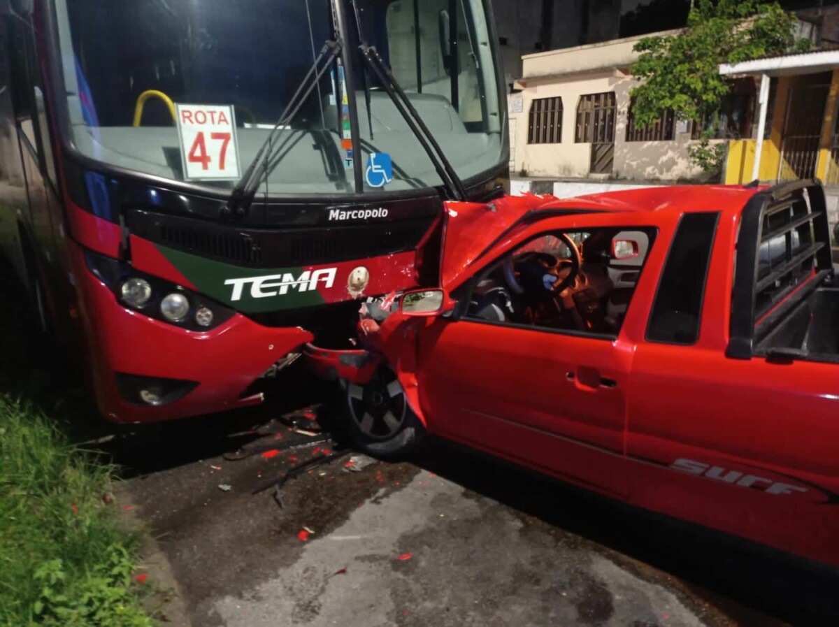 Motorista desgovernado colide contra ônibus estacionado na Cidade Nova
