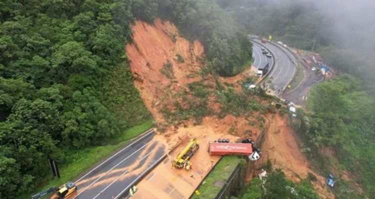 Geólogos dizem que a BR-376 já apresentava risco de deslizamento antes de temporal