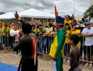 Manifestantes indígenas protestam contra Lula e Alexandre de Moraes na Esplanada dos Ministérios; veja vídeo