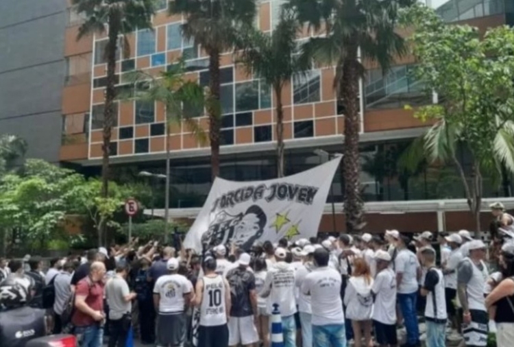 Torcedores fazem vigília por Pelé em frente ao Hospital Albert Einstein