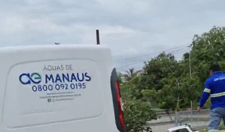Motoqueiro fica em estado grave após ser brutalmente atingido por carro da Águas de Manaus; veja vídeo