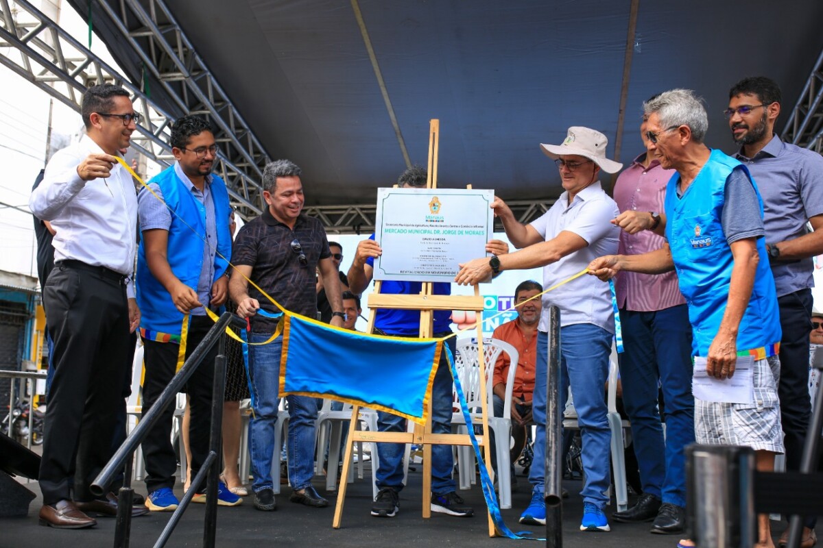 No Educandos, prefeito David Almeida entrega mercado municipal Dr. Jorge de Moraes reformado