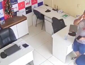 Homem possessivo vai até o trabalho da ex-esposa e comete a pior maldade de todas; veja vídeo