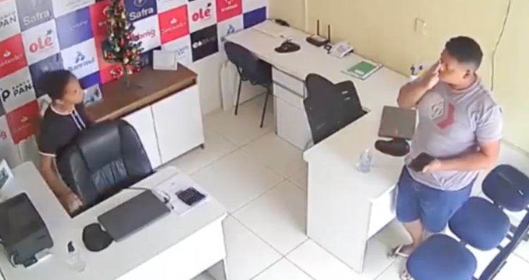 Homem possessivo vai até o trabalho da ex-esposa e comete a pior maldade de todas; veja vídeo