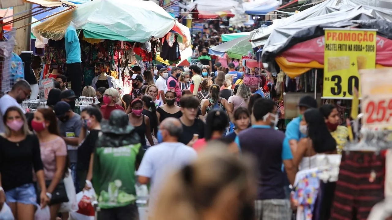 Saiba como será o funcionamento do comércio durante o feriadão da Padroeira em Manaus; veja horários