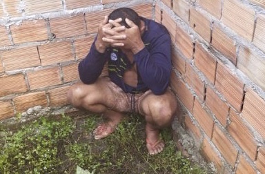 Revoltante: homem é flagrado estupr4ndo cadela no quintal do vizinho