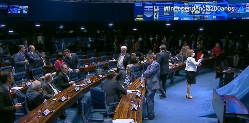 Plenário do Senado aprova PEC do estouro; texto segue para a Câmara