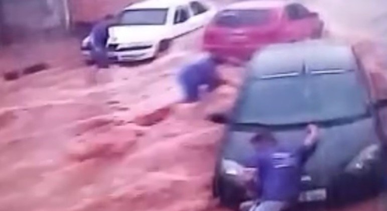 Inspirado no ‘Superman’, homem tenta segurar ‘no braço’ carro levado em enxurrada; veja vídeo