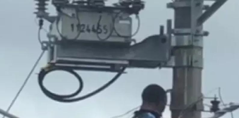 Agonia: moradores filmam momento em que trabalhador luta pela vida após descarga elétrica em poste; veja