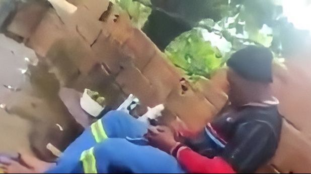 Vigia do tr4fico cai no sono e é acordado da pior maneira possível; veja vídeo