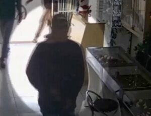 Criminoso tem "CPF Cancelado" após dono de loja armado reagir a assalto; veja vídeo