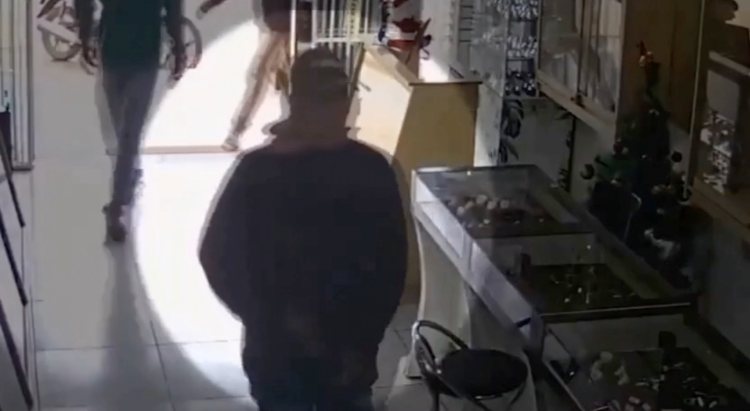 Criminoso tem “CPF Cancelado” após dono de loja armado reagir a assalto; veja vídeo