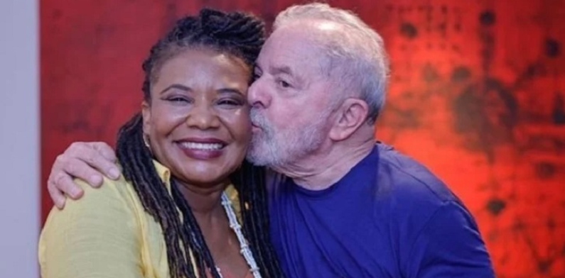 Irritado com evangélicos, Lula nomeará a Espírita e adepta do Candomblé Margareth Menezes para Ministério da Cultura