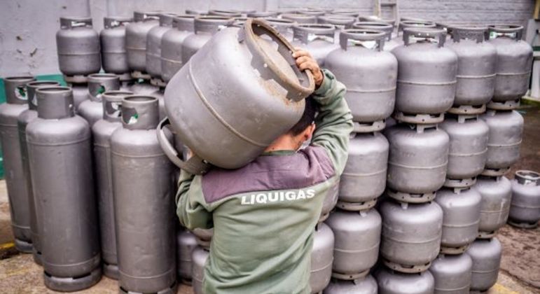 Pagamento do Auxílio Gás será de R$112 e começa na próxima segunda-feira (12)