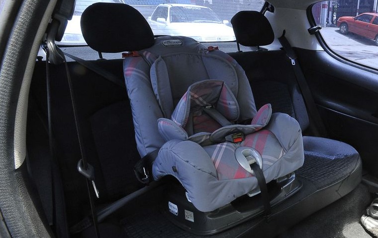 Bebê morr3 ao ser esquecido dentro de carro pelo próprio pai 