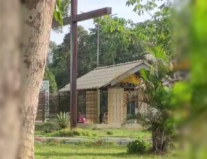 Em frente de Igreja, homem mostra toda sua covardia contra mulher; veja vídeo
