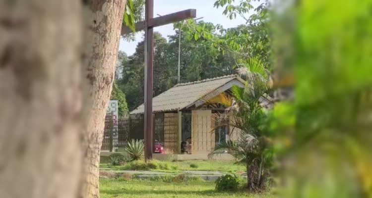 Em frente de Igreja, homem mostra toda sua covardia contra mulher; veja vídeo