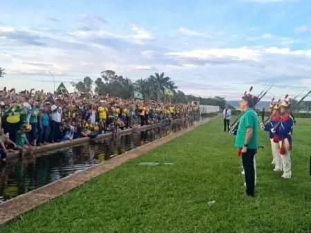 Presidente Bolsonaro é ovacionado durante pronunciamento no Palácio da Alvorada; veja