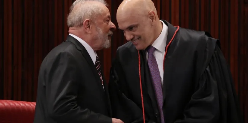 Enquanto indígenas e manifestantes são bombardead0s em protesto, Moraes e Lula vão a samba