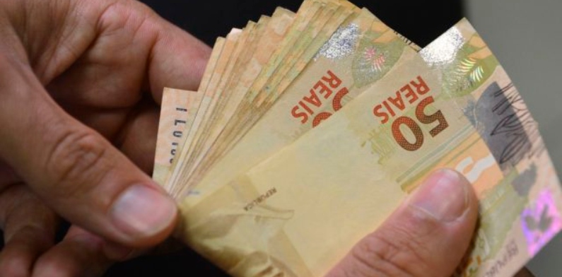 Servidores planejam pagar dívidas ou fazer uma boa ceia com 13º, que já começou a ser pago