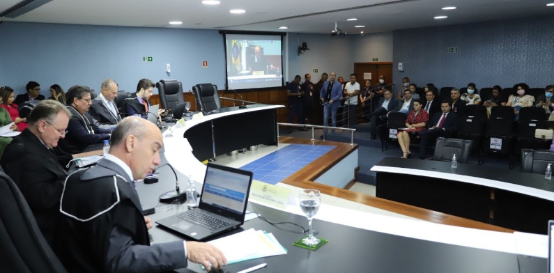 ​Julgamento das contas de David Almeida é adiado no TCE-AM após pedidos de vista